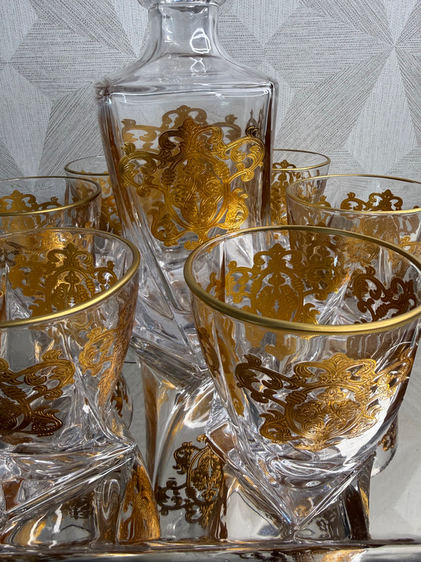 Carafe with six cups